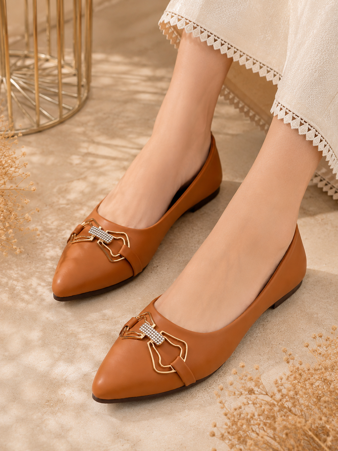 Crown Buckle Pumps EE 007
