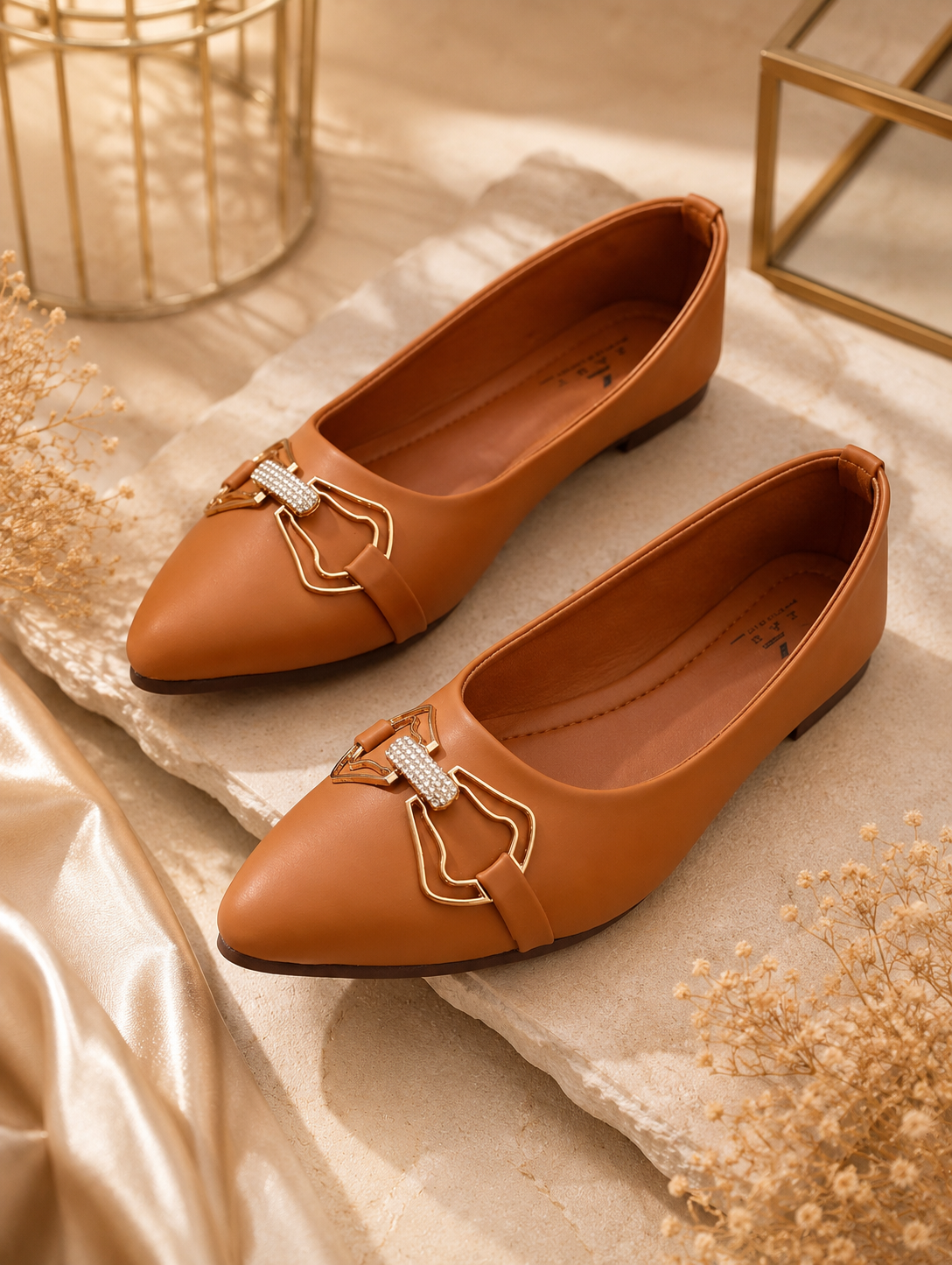 Crown Buckle Pumps EE 007